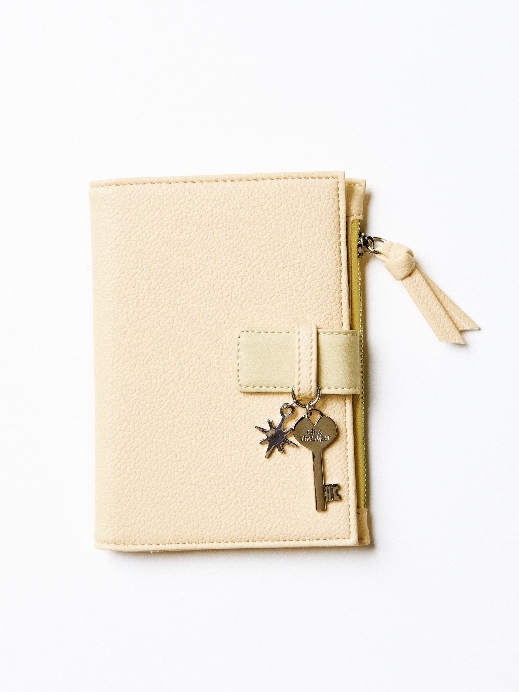 G*LOBAL PASSPORT HOLDER