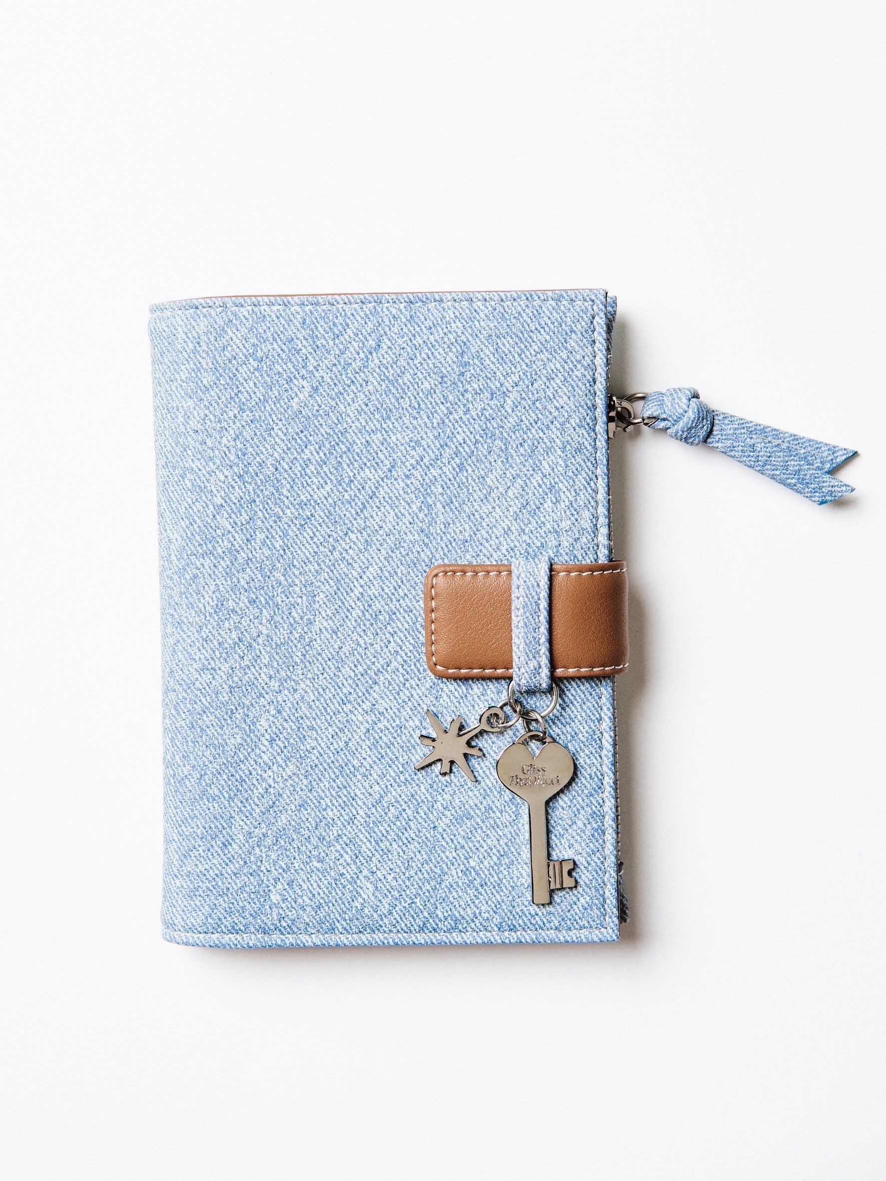 G*LOBAL PASSPORT HOLDER
