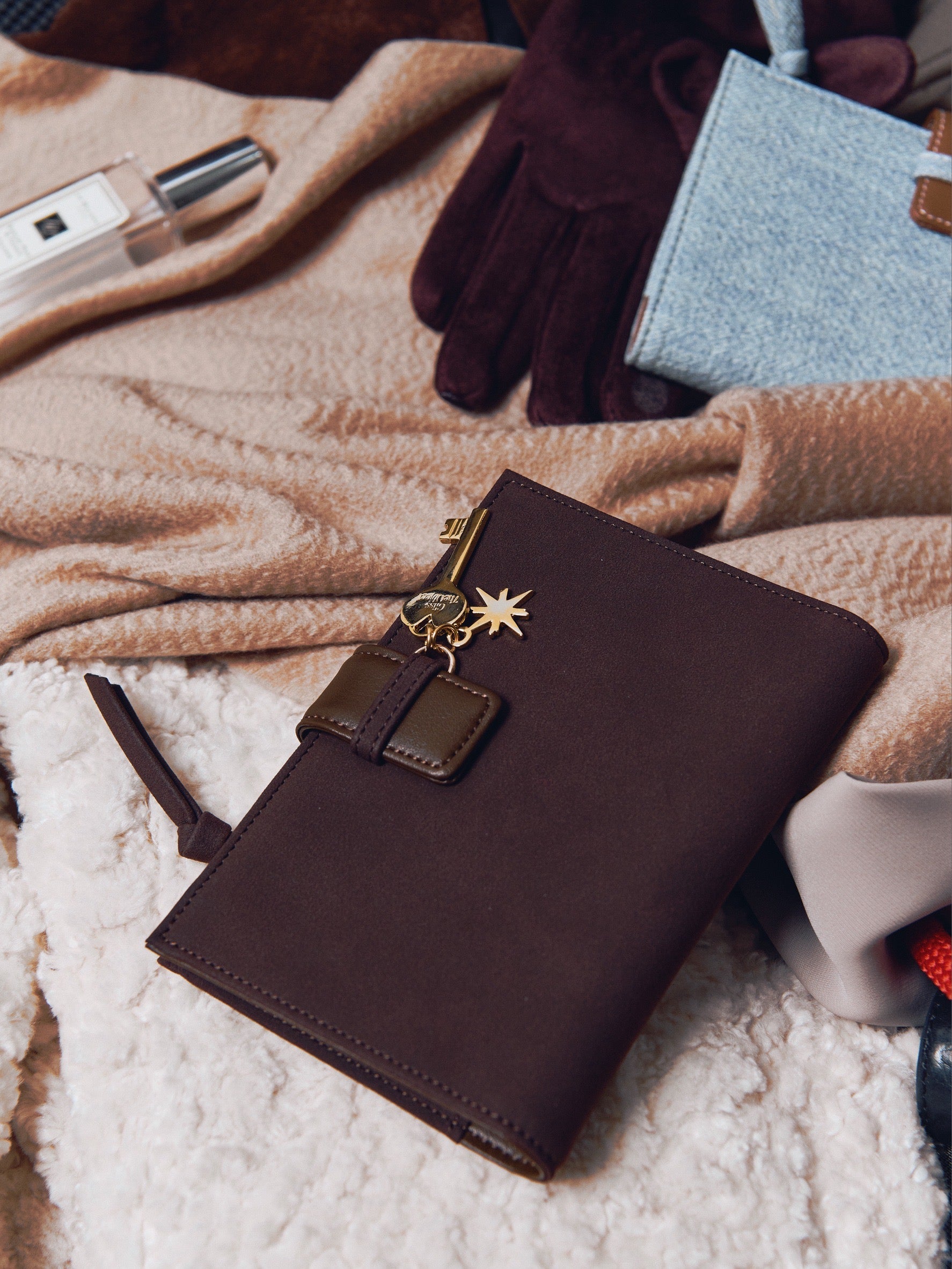 G*LOBAL PASSPORT HOLDER