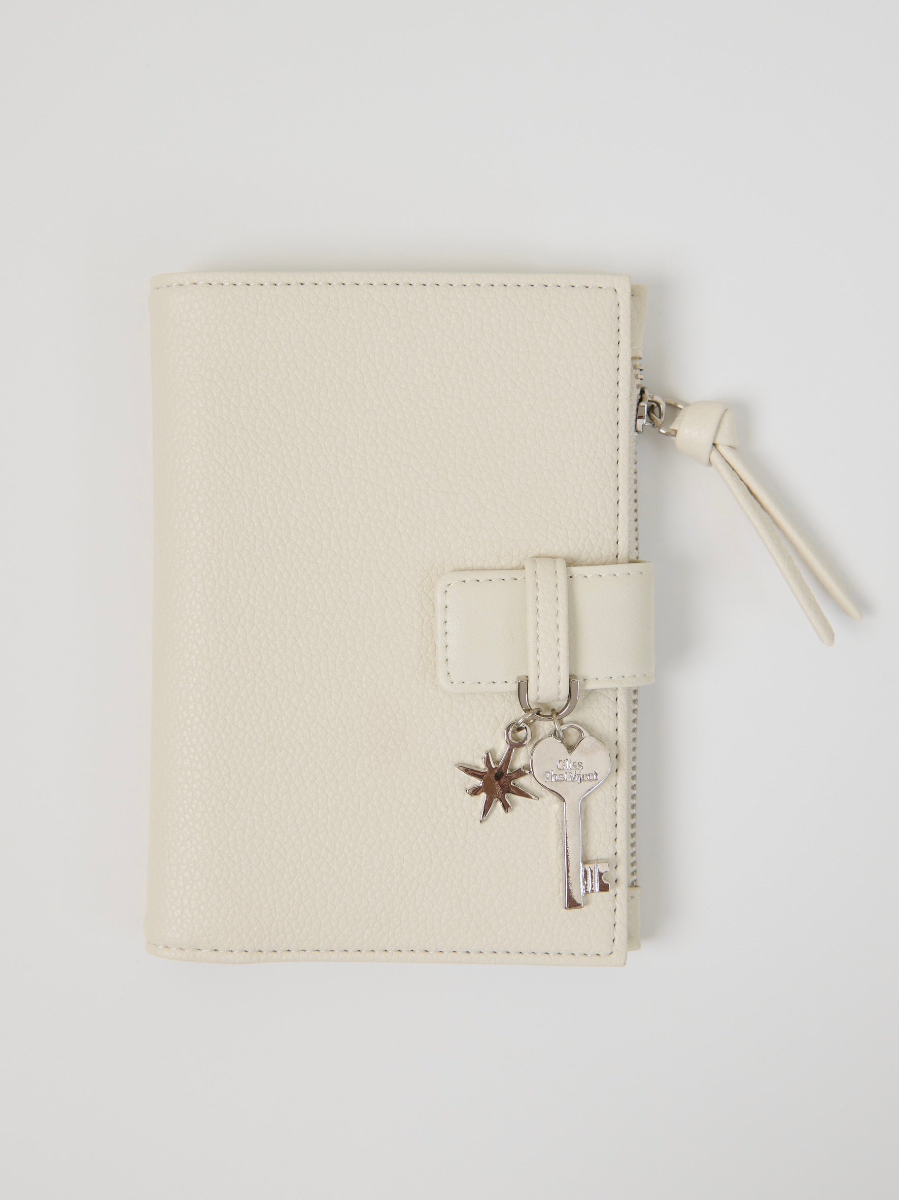 G*LOBAL PASSPORT HOLDER
