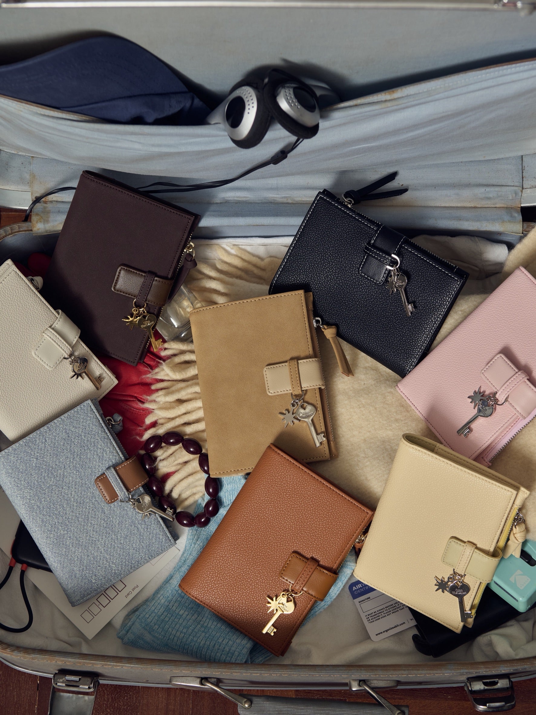 G*LOBAL PASSPORT HOLDER