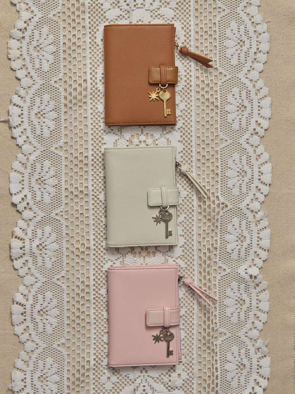 G*LOBAL PASSPORT HOLDER