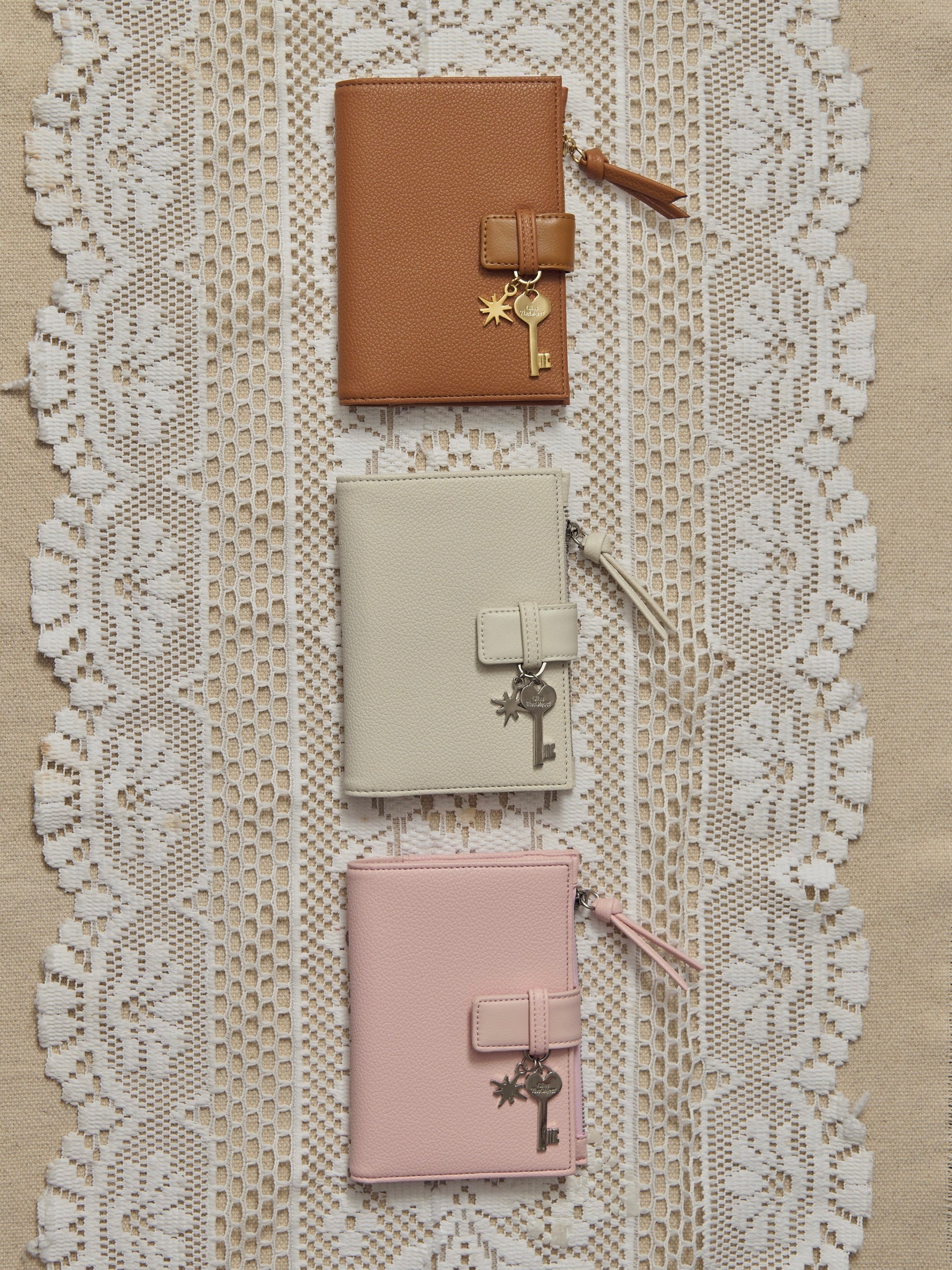 G*LOBAL PASSPORT HOLDER